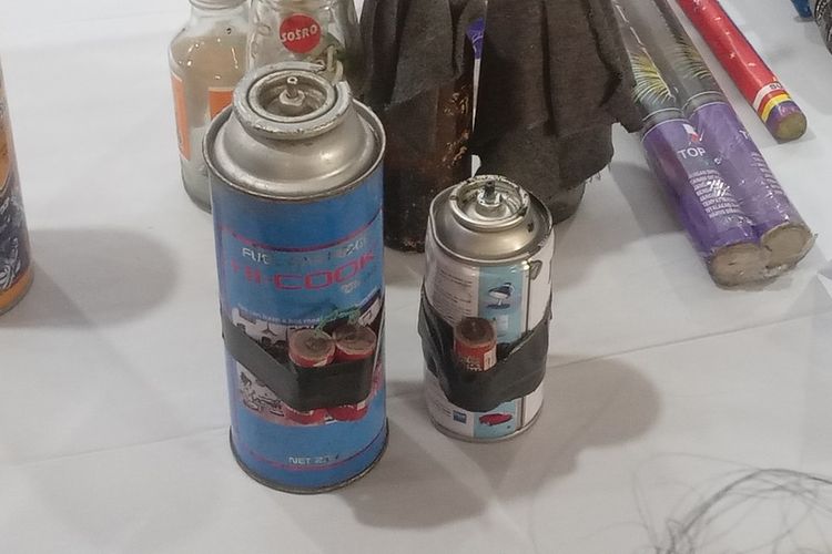 polisi memperlihatkan barang bukti bom molotov yang dirakit para pelaku