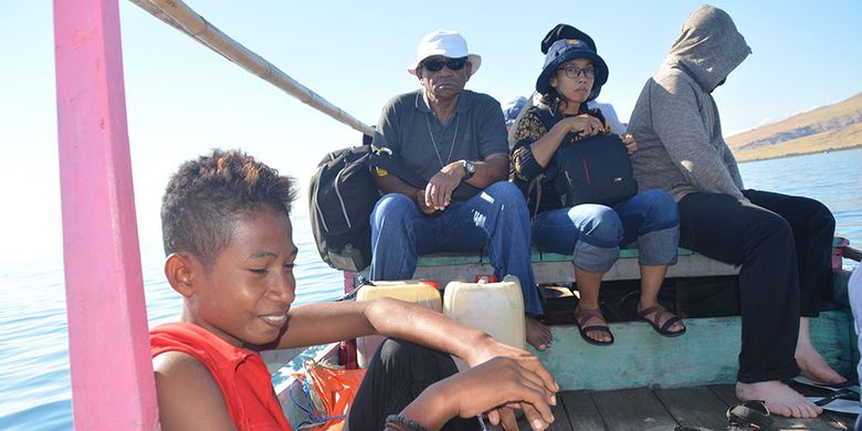 Tim penjelajah Pulau Kinde, Desa Tendakinde, Kecamatan Wolowae, Kabupaten Nagekeo, Flores, NTT, Kamis (20/6/2019) sedang duduk di atas perahu motor.