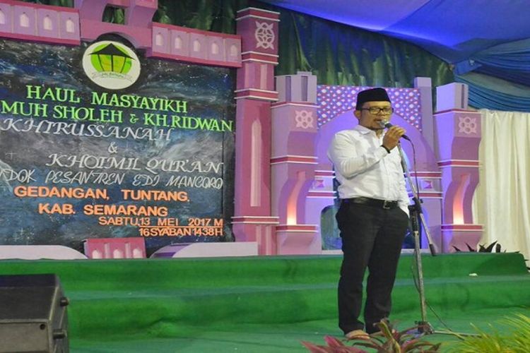 Menaker M Hanif Dhakiri memberikan sambutan pada acara Akhirussanah dan Khotmil Quran di Pesantren Edi Mancoro, Tuntang, Kabupaten  Semarang, Sabtu malam, 13 Mei 2017.