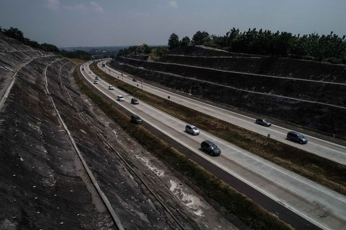 Kendaraan pemudik dari arah Jakarta melewati jalan tol cikopo palimanan di Jawa Barat, Minggu (2/6/2019). Sistem satu arah atau one way mulai diterapkan di jalan tol Jakarta-Cikampek hingga tol Batang-Semarang di Jawa Tengah pada H-6 Lebaran 2019, Kamis (30/5).