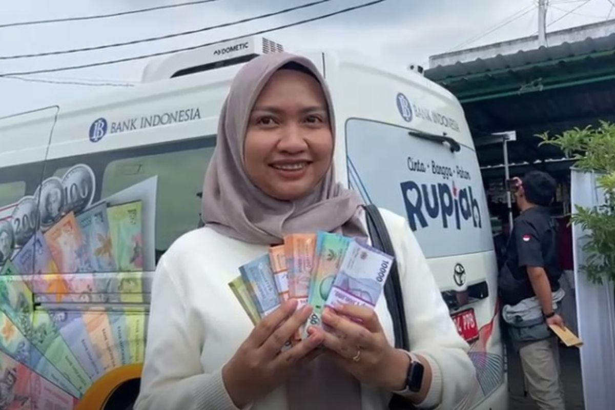 Salah satu warga Kabupaten Ponorogo berburu uang pecahan baru untuk hari raya lebaran. Warga bisa melakukan penukaran uang pecahan baru di layanan mobil Kas Keliling Bank Indonesia Kediri denganmendaftar di aplikasi pintar