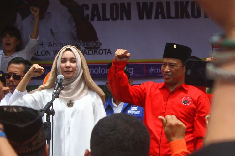 Pasangan bakal calon Wali Kota dan Wakil Wali Kota Malang, Yaqud Ananda Qudban (kiri) dan Ahmad Wanedi (kanan) melakukan orasi di Simpang Balapan, sebelum mendaftar Pilkada 2018 di KPU Malang, Jawa Timur, (10/1). Selanjutnya para calon peserta Pilkada Serentak 2018 tersebut akan menjalani tahap tes kesehatan yang akan dilaksanakan tanggal 15 Januari 2018. ANTARA FOTO/Ari Bowo Sucipto/foc/18. 