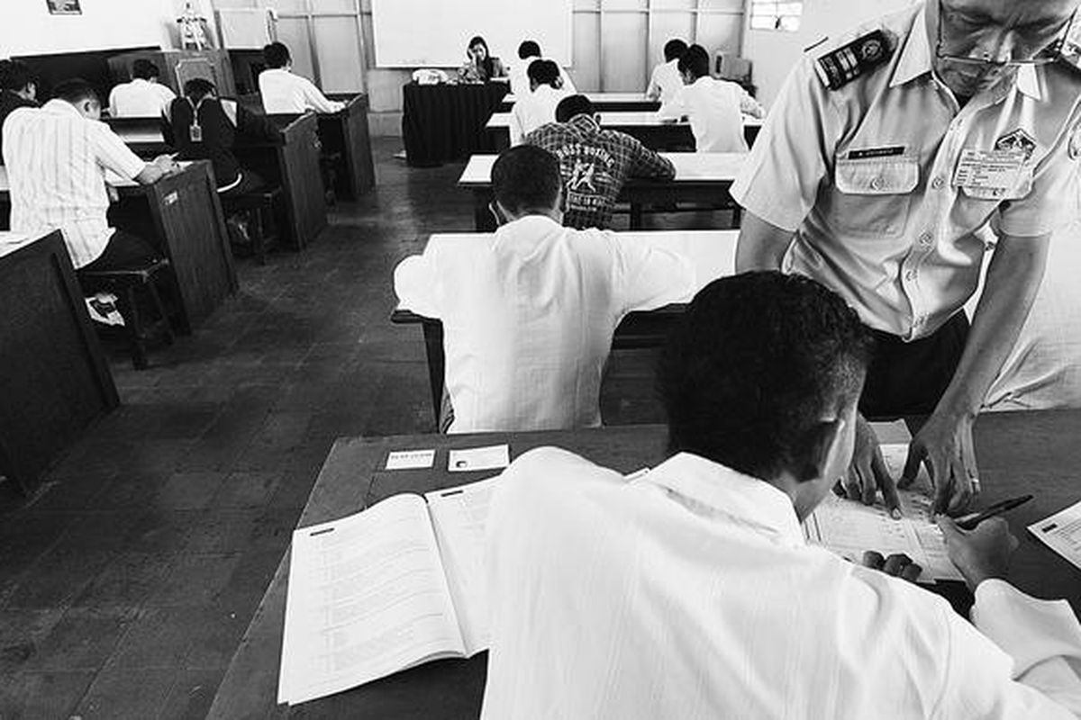 Ilustrasi: Narapidana penghuni Lembaga Pemasyarakatan Sukamiskin, Bandung, Jawa Barat, Selasa (22/6/2010), mengikuti ujian persamaan paket C.