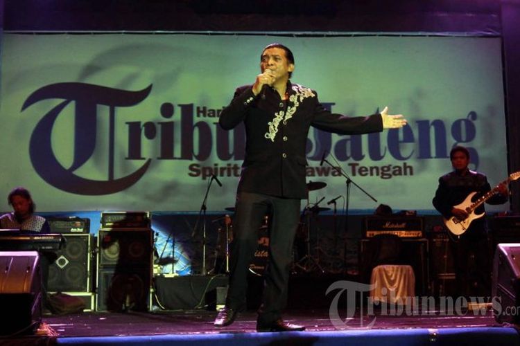 Penyanyi campur sari legendaris, Didi Kempot membawakan lagu Tanjung Emas Ninggal Janji pada perayaan HUT ke 50 Kompas Gramedia pada acara Banjir Kanal Barat (BKB) Festival 2013 di area Bendungan Pleret BKB, Simongan, Kota Semarang, Jateng, Sabtu (7/9/2013) malam. 