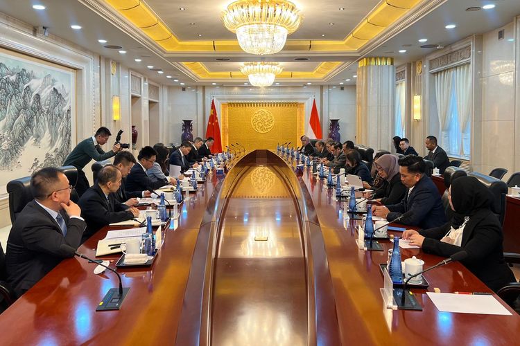 Menhub Budi Karya Sumadi bertemu dengan Menteri Transportasi Republik Rakyat China Li Xiaopeng di Kota Beijing, China, pada Jumat (12/01/2024).