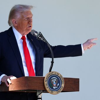 Presiden Amerika Serikat Donald Trump saat berpidato dalam acara makan siang di Rose Garden, Gedung Putih, Washington DC, 21 Oktober 2025.