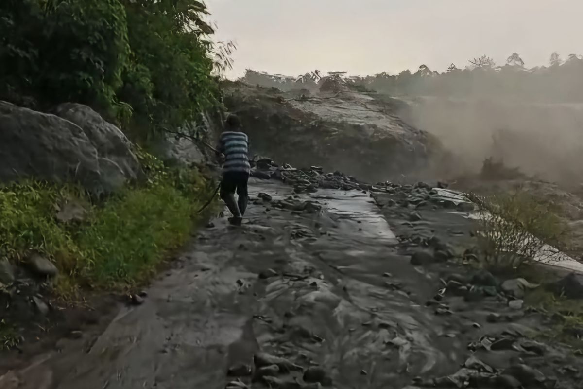 Situasi banjir lahar hujan Gunung Semeru saat menerjang jembatan penghubung Dusun Sumberlangsep dan Dusun Sumberkajar, Selasa (13/5/2025)