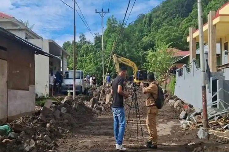 Imbas Banjir Sitaro Sulut, Akses Jalan ke Bandara dan Rumah Sakit Tertutup Batu dan Tanah