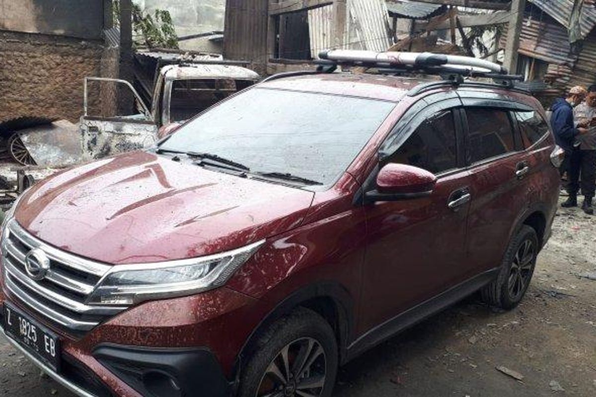 Mobil SUV milik Mahmud yang tak terbakar meski berada di lokasi kebakaran depo Pertamina, Plumpang, Jakarta Utara. 