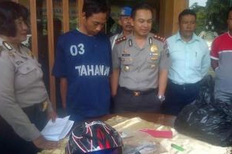 Kapolres Kendal AKBP Harryo Sugihhartono menunjukkan Wawan tersangka pembunuhan Rafidhatul yang ditemukan tewas di hutan Darupono. 
