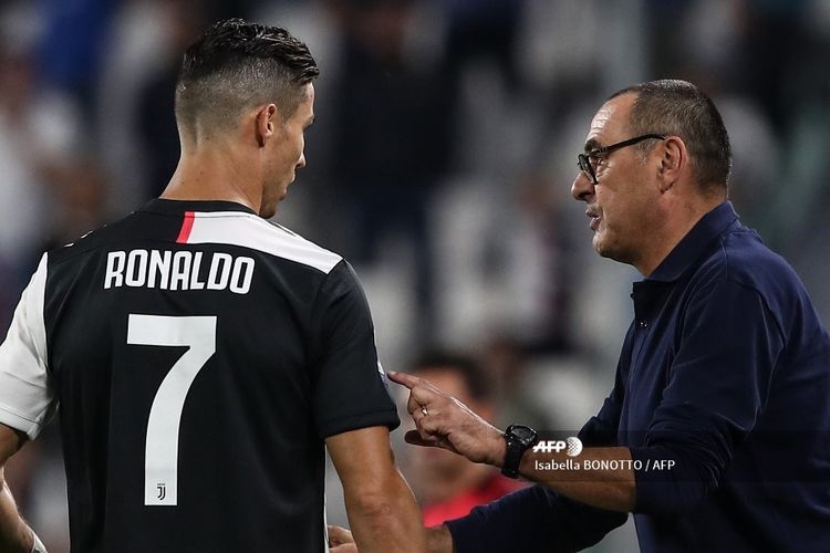 Maurizio Sarri memberi instruksi kepada Cristiano Ronaldo pada laga Juventus vs Hellas Verona di Stadion Allianz, 21 September 2019. 
