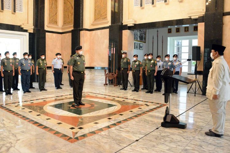 Menteri Pertahanan (Menhan) Prabowo Subianto menerima pelaporan Korps Kenaikan Pangkat 13 Perwira Tinggi (Pati) di lingkungan Kementerian Pertahanan (Kemenhan), Rabu (8/6/2022).