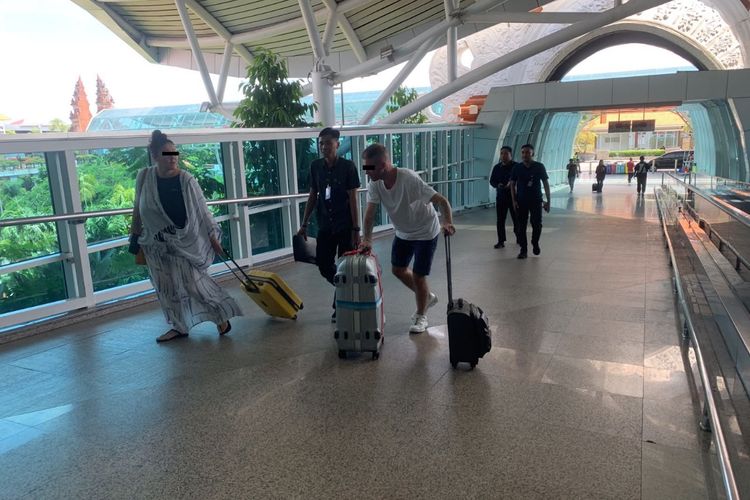 Pasangan suami istri warga negara Ukraina berinisial II (44) dan  MN (40), saat dideportasi melalui Bandara Internasional I Gusti Ngurah Rai, Bali pada Kamis (12/9/2024). 