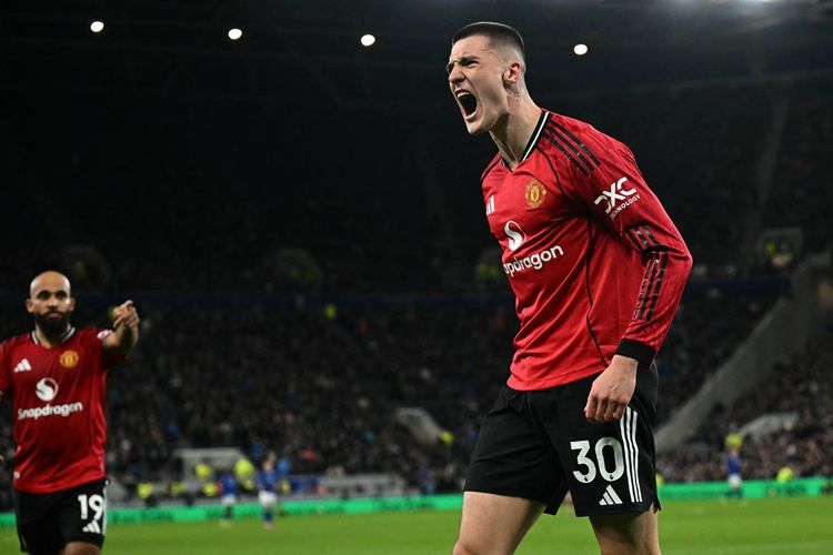 Benjamin Sesko merayakan gol dalam pertandingan sepak bola Liga Inggris antara Everton vs Manchester United di Stadion Hill Dickinson di Liverpool, barat laut Inggris pada 23 Februari 2026. (Foto oleh Paul ELLIS / AFP) 