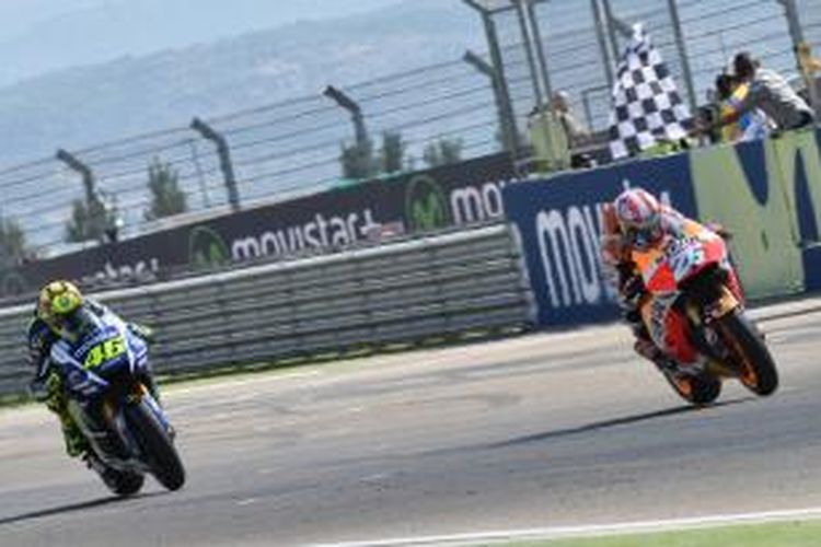 Pebalap Movistar Yamaha asal Italia, Valentino Rossi (kiri), bersaing dengan pebalap Repsol Honda asal Spanyol, Dani Pedrosa, pada balapan GP Aragon di Sirkuit MotorLand, Minggu (27/9/2015).