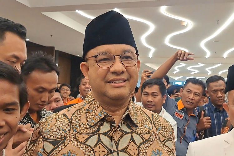 Anies Baswedan usai menghadiri bimbingan teknis (bimtek) bakal caleg Partai Keadilan Sejahtera (PKS) di Hotel Claro Makassar, Sulawesi Selatan, Kamis (13/7/2023).