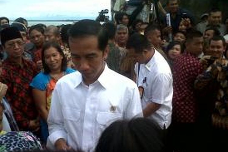 Presiden Joko Widodo saat mengunjungi nelayan Bengkulu