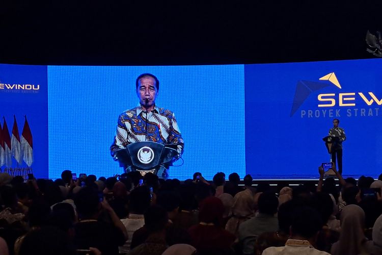 Presiden Joko Widodo memberikan pidato kunci dalam acara Sewindu Proyek Strategis Nasional di Kota Kasablanka, Jakarta, Rabu (13/9/2023).