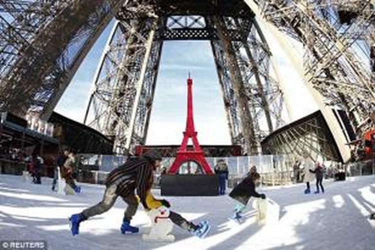 Wahana seluncur es di puncak Menara Eiffel, Perancis. 