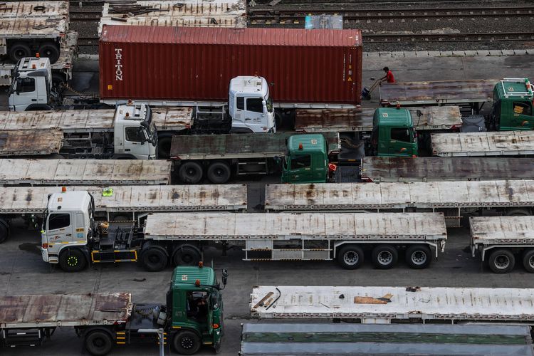 Aktivitas bongkar muat kontainer di Pelabuhan Tanjung Priok, Jakarta Utara, Senin (29/3/2021). Badan Pusat Statistik (BPS) melaporkan kinerja neraca perdagangan Indonesia mengalami surplus sebesar 2 miliar dollar AS. Untuk ekspor, realisasinya sebesar 15,27 miliar dollar AS atau tumbuh 8,56 persen (yoy). Sedangkan nilai impor realisasinya 13,26 miliar dollar AS atau tumbuh 14,86 persen.