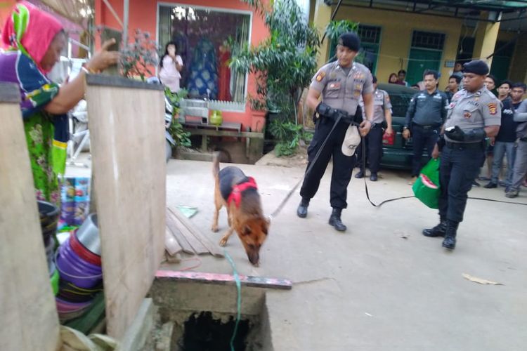 Tappy, anjing pelacak dari unit K-9 Kepolisian Daerah (Polda) Kalimantan Timur saat mengendus bau disekitar PAUD Jannatul Athfaal Jalan Wahab Syaharie, Samarinda, Selasa (18/2/2020) sore.