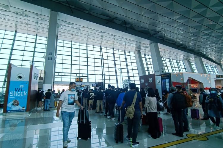 Situasi jelang Hari Raya Idul Fitri di Terminal 3 Bandara Soekarno Hatta, Tangerang, Banten, Selasa (18/4/2023).