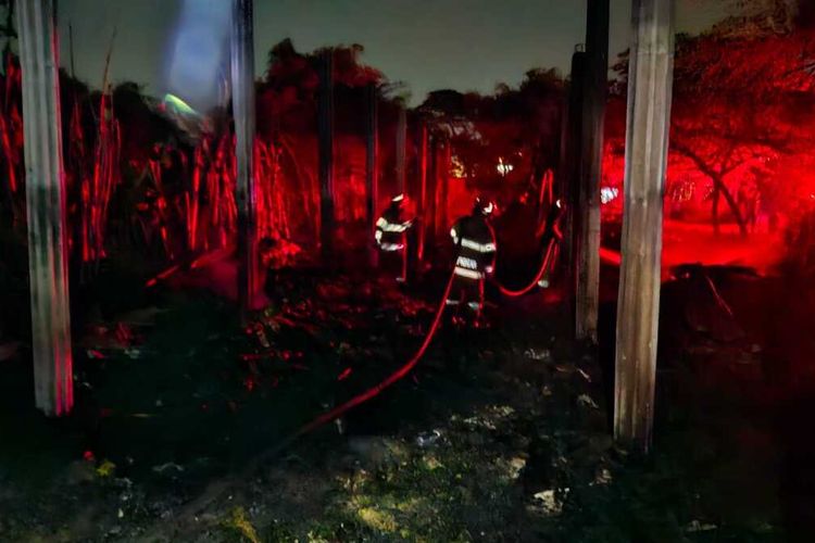 Petugas pemadam kebakaran dan penyelamatan Kabupaten Bojonegoro melakukan proses pemadaman api yang membakar kandang ayam di Desa Nglarangan, Kecamatan Kanor, Kabupaten Bojonegoro, Jawa Timur, Minggu (3/8/2025).