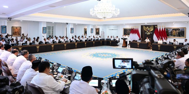 Para Menteri Kabinet Merah Putih sedang mendengarkan arahan dari Presiden Republik Indonesia (RI) Prabowo Subianto dalam Sidang Kabinet Paripurna yang membahas evaluasi kinerja Kabinet Merah Putih dalam semester pertama. Sidang Kabinet Paripurna berlangsung di dstana Negara, Jakarta, Senin (5/5/2025). 
