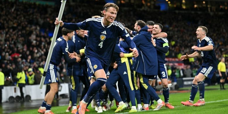 Gelandang timnas Skotlandia Scott McTominay meraih bendera sudut untuk merayakan gol Kenny McLean dalam pertandingan kualifikasi Piala Dunia FIFA 2026 antara Skotlandia dan Denmark di Hampden Park di Glasgow pada 18 November 2025. Skotlandia mencetak dua gol dramatis di masa injury time untuk mengalahkan 10 pemain Denmark 4-2 pada hari Selasa dan mencapai Piala Dunia untuk pertama kalinya sejak 1998.