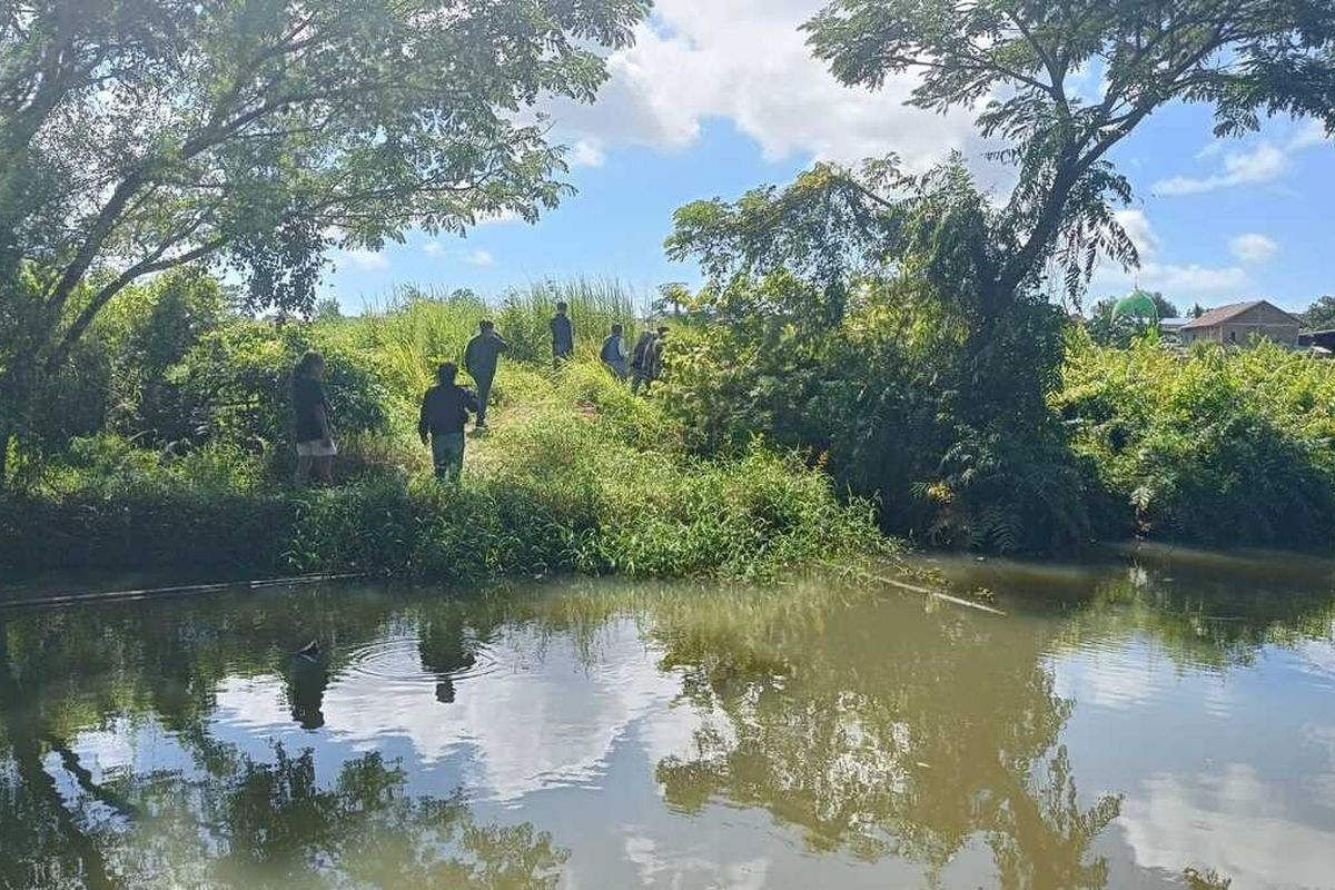 Sejumlah warga yang mencari keberadaan buaya di kawasan pinggiran sungai Tello, Kelurahan Antang, Kecamatan Manggala, Kota Makassar, Sulawesi Selatan (Sulsel), pada Rabu (21/2/2024).