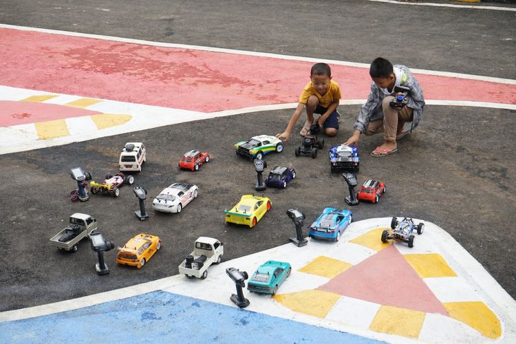Anak-anak tengah bermain di C-Bodas RC Circuit Kota Bandung.