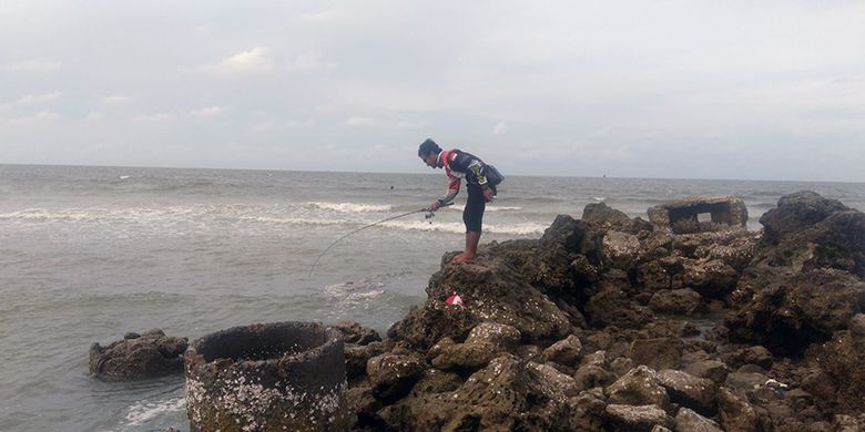 Tidak hanya wisata air, namun ada juga beberapa pengunjung Pantai Dalegan, di Gresik, Jatim yang justru datang untuk menyalurkan hobi memancing.