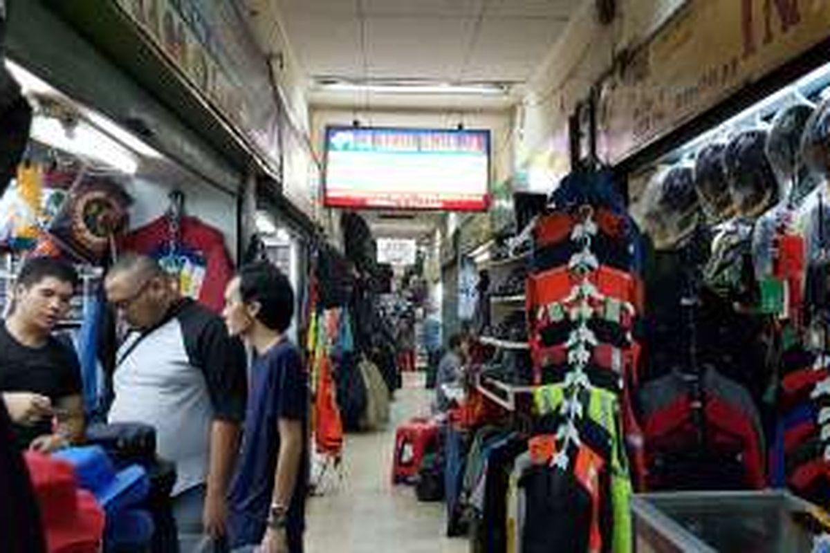 Suasana Blok 2 Pasar Senen, Jakarta Pusat, Rabu (31/8/2016). Di Pasar Senen, hanya ada satu tempat yang biasa menerima pesanan seragam untuk karyawan PT Transportasi Jakarta (Transjakarta).