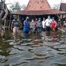 Sederet Aksi Mensos Risma Saat Tinjau Lokasi Bencana, Terobos Banjir hingga Datang Dini Hari