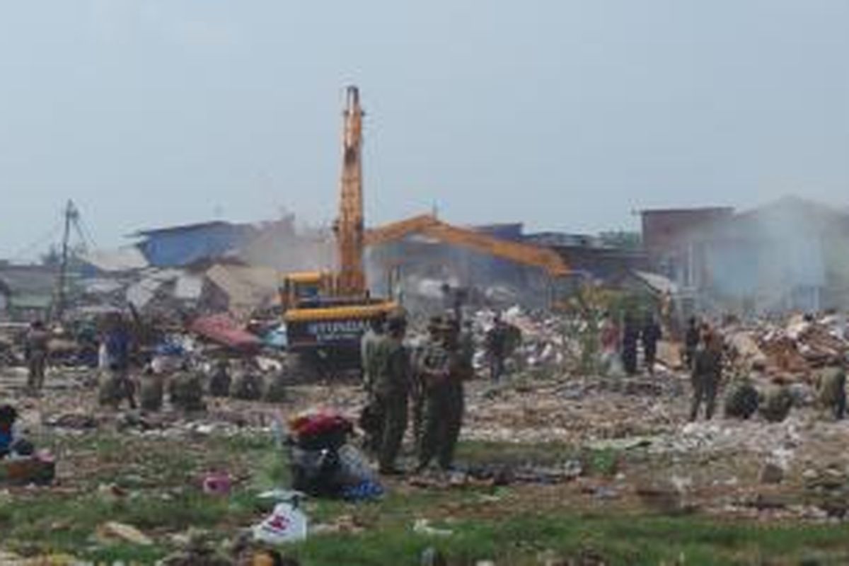 Alat berat membongkar tempat tinggal warga di Kampung Pedongkelan, Ria Rio, Pulogadung, Jakarta Timur. Sabtu (15/11/2014).
