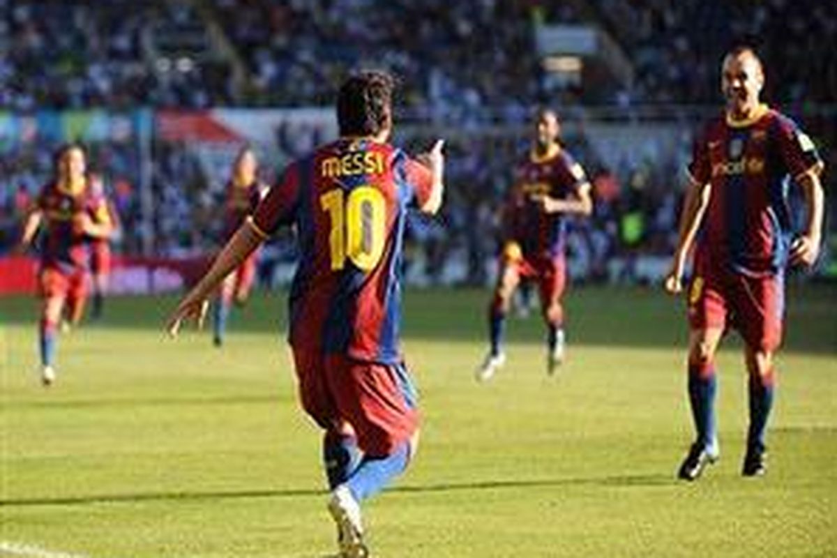 Penyerang Argentina dan Barcelona, Lionel Messi (nomor 10).