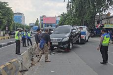 Lalu Lintas di Buncit Sempat Macet Imbas Mobil Tabrak Separator "Busway"