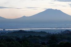 BNPB Bantah Adanya Hujan Abu Vulkanik dari Gunung Agung