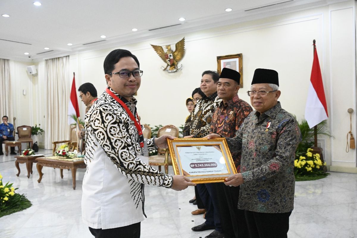 Bupati HST Aulia Oktafiandi bersama Wapres Maruf Amin.