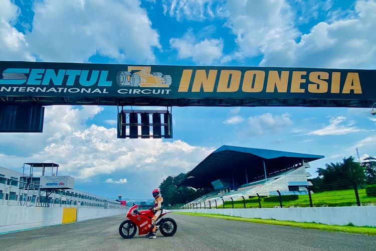   Motor listrik custom Moto-E R1 1 melakukan tes di Sirkuit Sentul, Bogor, Jawa Barat.