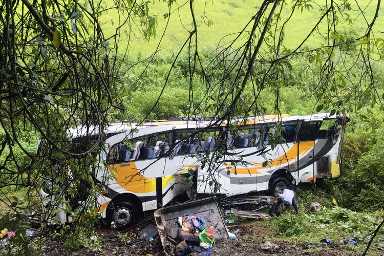 Bus Pariwisata di Toba Masuk Jurang 15 Meter, 50 Orang Terluka