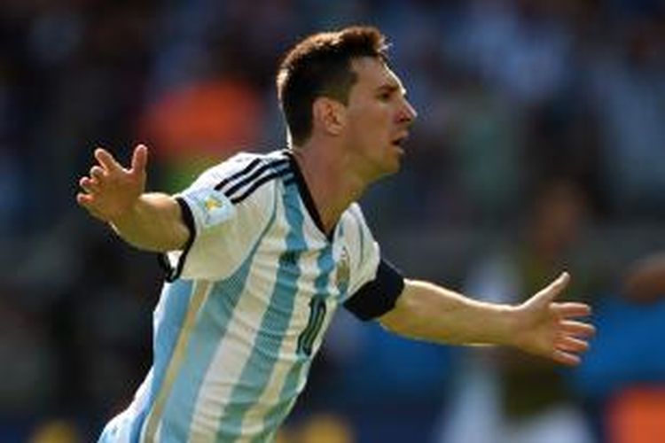 Striker dan kapten Argentina, Lionel Messi, melakukan selebrasi setelah mencetak gol kemenangan timnya atas Iran pada matchday kedua penyisihan Grup F Piala Dunia 2014, Sabtu (21/6/2014).