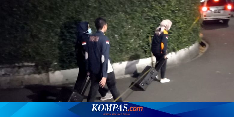 Olah TKP, Petugas Inafis Bawa 2 Koper Hitam dari Dalam Rumah Irjen ...