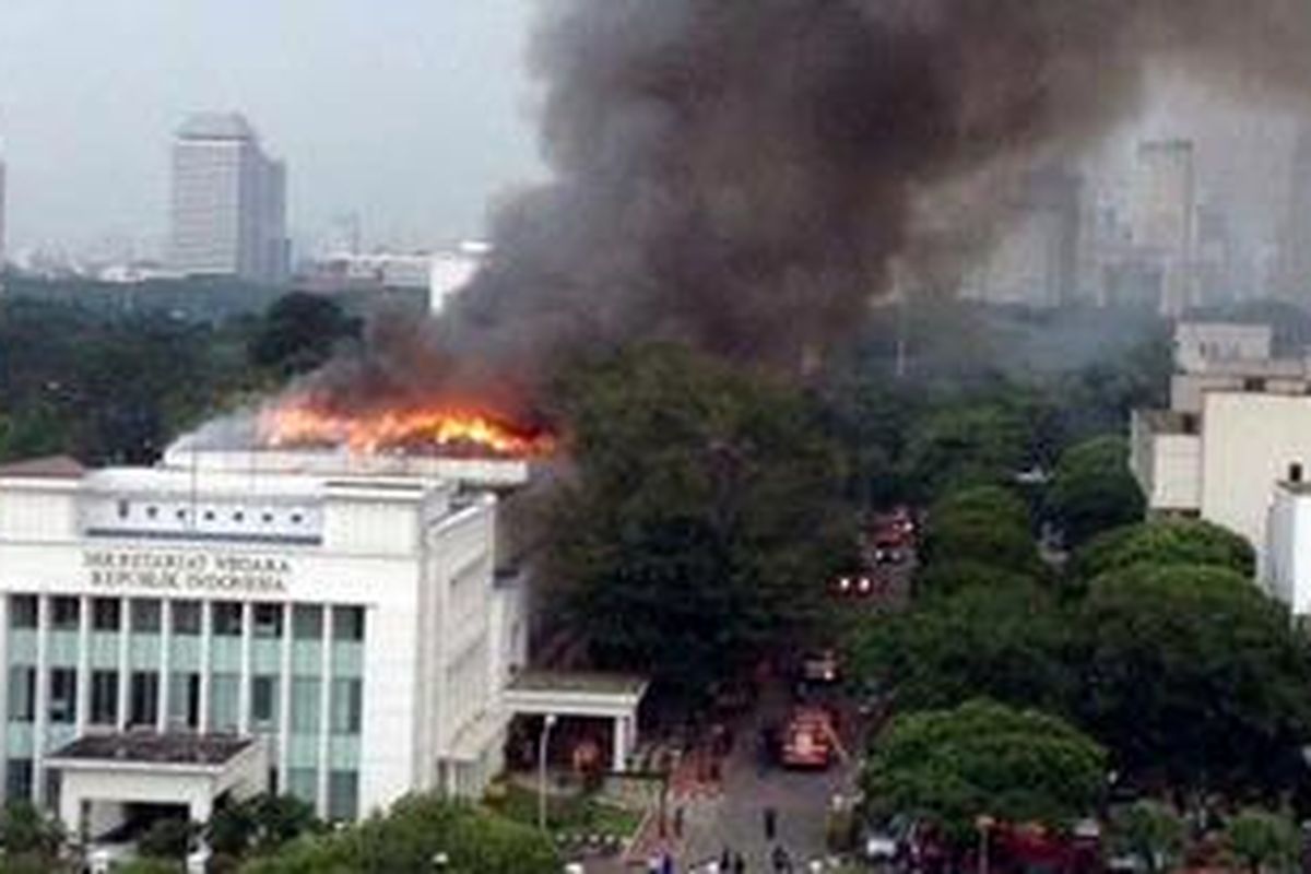Kebakaran di Gedung Sekretariat Negara, Jakarta Pusat, Kamis (21/3/2013) sore.