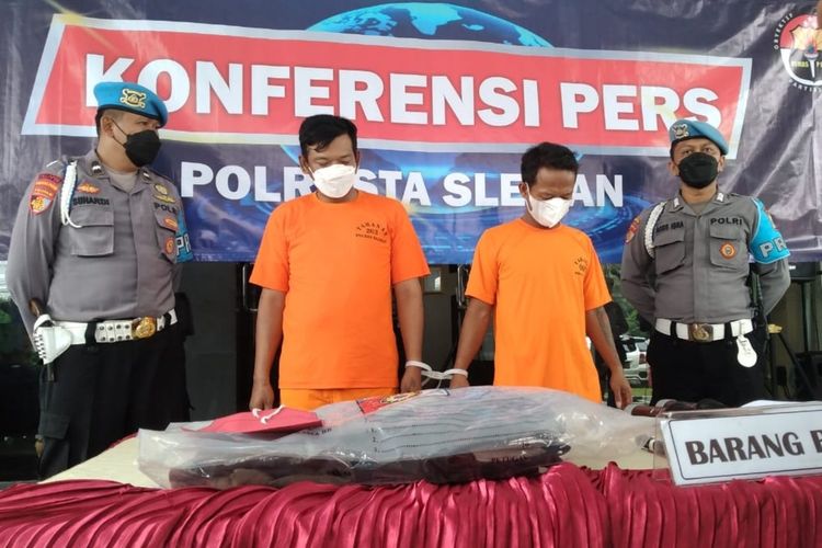 Dua tersangka pengeroyokan di wilayah Gamping, Sleman yang menyebabkan korban meninggal dunia saat dihadirkan dalam jumpa pers di Mapolresta Sleman