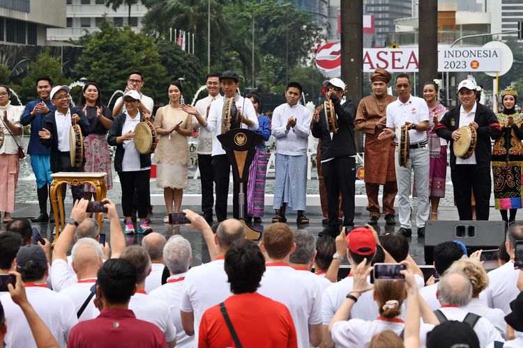 Presiden Joko Widodo (ketiga kiri depan) bersama Menteri Koordinator Bidang Politik, Hukum, dan Keamanan (Menkopolhukam) Mahfud MD (ketiga kanan depan), Menteri Luar Negeri Retno Marsudi (kedua kiri depan), Menteri Sekretaris Negara Pratikno (kiri depan), Menteri BUMN Erick Thohir (kanan depan), Penjabat Gubernur DKI Jakarta Heru Budi Hartono (kedua kanan depan) memukul rebana dalam kick off keketuaan Indonesia dalam ASEAN 2023 di kawasan Bundaran Hotel Indonesia (HI), Jakarta, Minggu (29/1/2023). Acara tersebut menjadi awal rangkaian kegiatan yang puncaknya akan berlangsung dua kali yakni Konferensi Tingkat Tinggi (KTT) ASEAN pada Mei 2023 di Labuan Bajo, Provinsi Nusa Tenggara Timur (NTT) dan KTT ASEAN Plus di Jakarta pada September 2023.