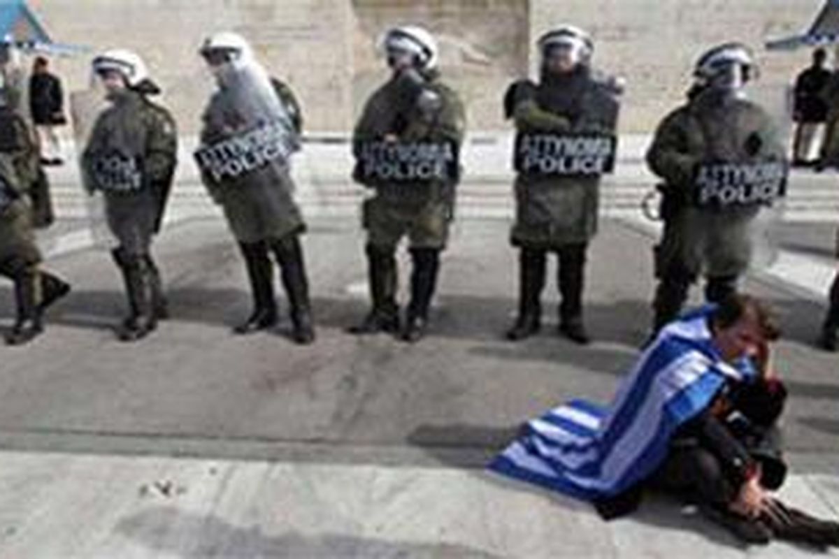 Situasi keamanan dan politik Yunani semakin tidak menentu karena krisis ekonomi.