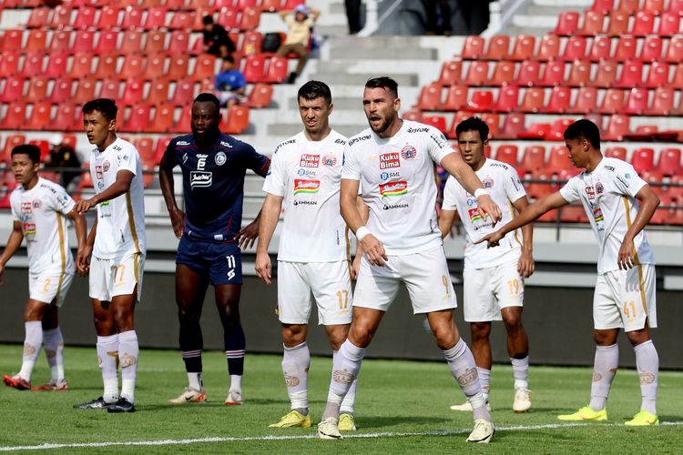 Pemain Persija Jakarta Marko Simic (tengah) saat laga pekan ke-26 Liga 1 2023-2024 melawan Arema FC yang berakhir dengan skor 3-2 di Stadion Kapten I Wayan Dipta Gianyar, Senin (26/2/2024) sore.