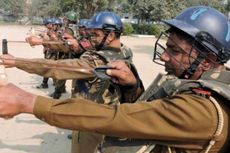 Polisi India Pakai Ketapel Berpeluru Bola Cabai untuk Atasi Kerusuhan