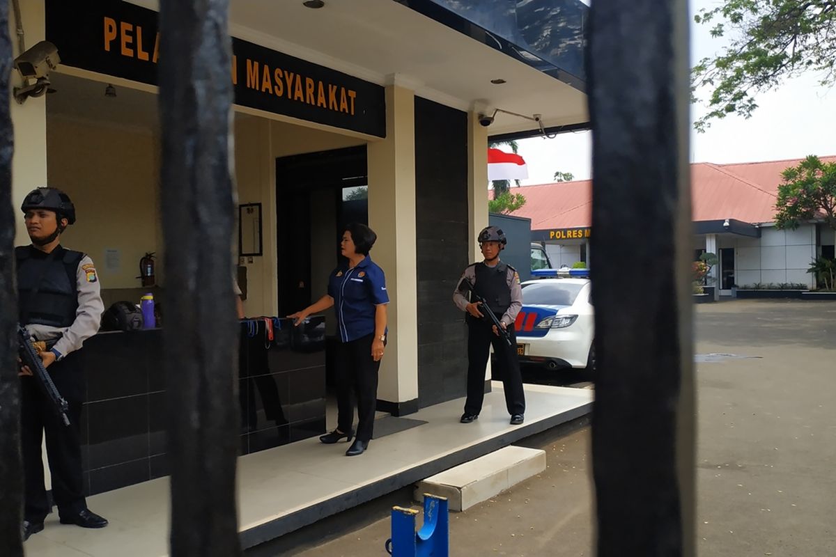 Mapolres Metro Bekasi Kota dijaga aparat kepolisian dengan atribut keamanan lengkap pada Rabu (13/11/2019) menyusul insiden bom bunuh diri di Mapolrestabes Medan, Sumatera Utara pagi tadi.